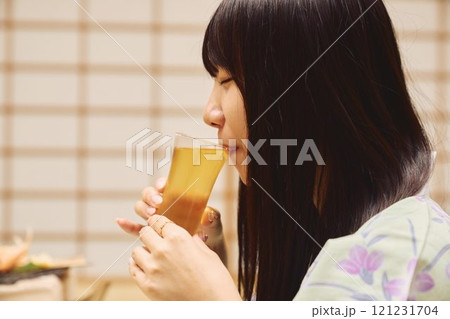 旅館で食事を楽しむ女性たち　撮影協力・白玉の湯 泉慶 121231704