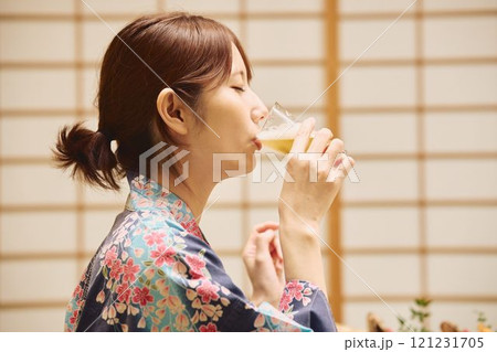 旅館で食事を楽しむ女性たち　撮影協力・白玉の湯 泉慶 121231705