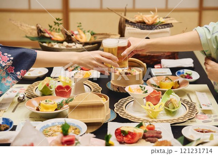 旅館で食事を楽しむ女性たち　撮影協力・白玉の湯 泉慶 121231714