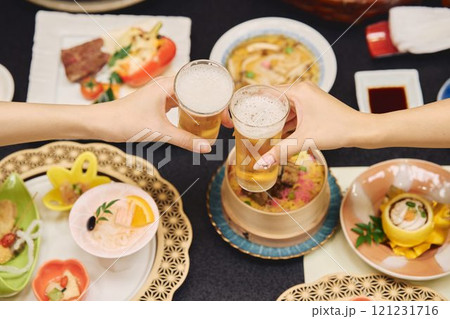 旅館で食事を楽しむ女性たち 撮影協力・白玉の湯 泉慶 旅館で食事を楽しむ女性たち 撮影協力・白玉の湯 泉慶 121231716