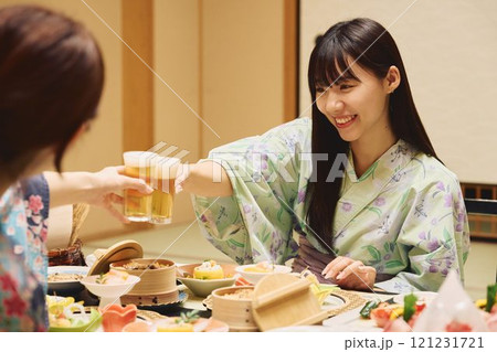旅館で食事を楽しむ女性たち　撮影協力・白玉の湯 泉慶 121231721