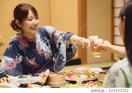 旅館で食事を楽しむ女性たち　撮影協力・白玉の湯 泉慶 121231722