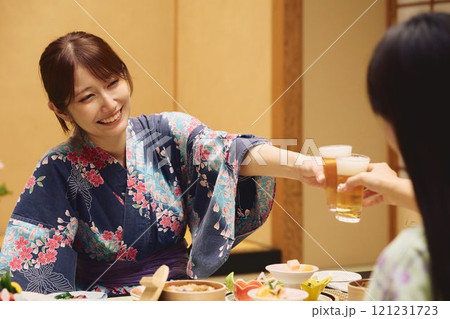 旅館で食事を楽しむ女性たち　撮影協力・白玉の湯 泉慶 121231723