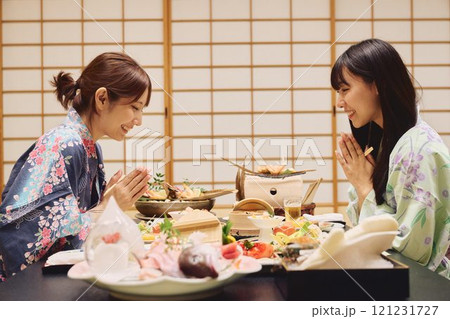 旅館で食事を楽しむ女性たち 撮影協力・白玉の湯 泉慶 旅館で食事を楽しむ女性たち 撮影協力・白玉の湯 泉慶 121231727
