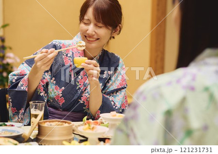 旅館で食事を楽しむ女性たち　撮影協力・白玉の湯 泉慶 121231731