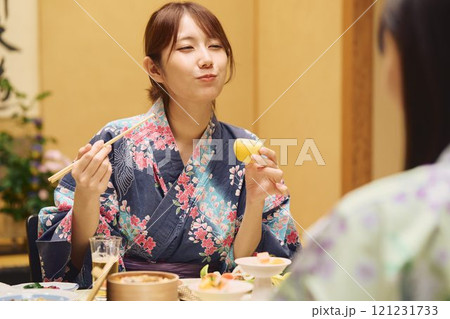 旅館で食事を楽しむ女性たち　撮影協力・白玉の湯 泉慶 121231733