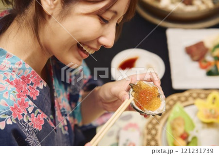 旅館で食事を楽しむ女性たち 撮影協力・白玉の湯 泉慶 旅館で食事を楽しむ女性たち 撮影協力・白玉の湯 泉慶 121231739