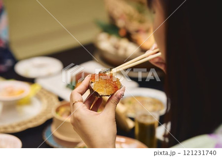 旅館で食事を楽しむ女性たち 撮影協力・白玉の湯 泉慶 旅館で食事を楽しむ女性たち 撮影協力・白玉の湯 泉慶 121231740