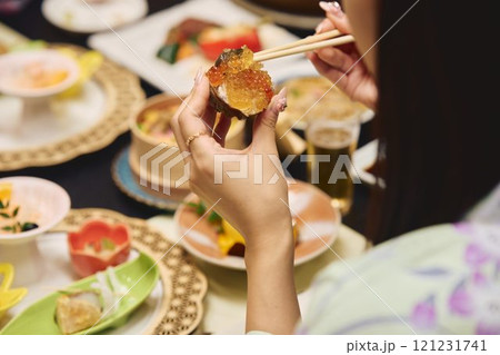 旅館で食事を楽しむ女性たち 撮影協力・白玉の湯 泉慶 旅館で食事を楽しむ女性たち 撮影協力・白玉の湯 泉慶 121231741