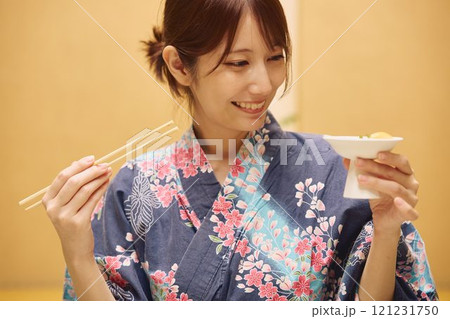 旅館で食事を楽しむ女性たち 撮影協力・白玉の湯 泉慶 旅館で食事を楽しむ女性たち 撮影協力・白玉の湯 泉慶 121231750