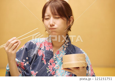 旅館で食事を楽しむ女性たち 撮影協力・白玉の湯 泉慶 旅館で食事を楽しむ女性たち 撮影協力・白玉の湯 泉慶 121231751