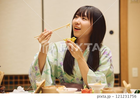 旅館で食事を楽しむ女性たち　撮影協力・白玉の湯 泉慶 121231756