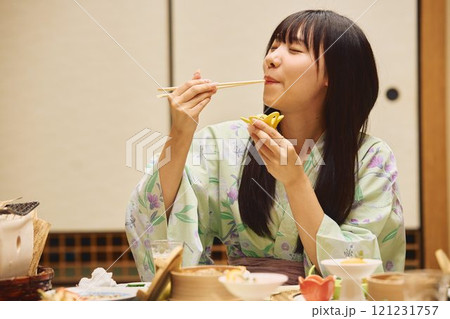 旅館で食事を楽しむ女性たち　撮影協力・白玉の湯 泉慶 121231757