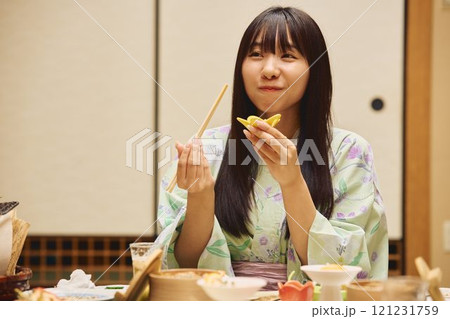 旅館で食事を楽しむ女性たち 撮影協力・白玉の湯 泉慶 旅館で食事を楽しむ女性たち 撮影協力・白玉の湯 泉慶 121231759
