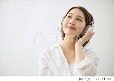 ヘッドフォンで音楽を聴く若い女性 ヘッドフォンで音楽を聴く若い女性 121231868