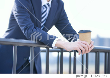 ビジネスイメージ　コーヒーを持つ若い男性 121231935