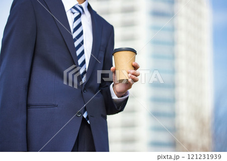 ビジネスイメージ コーヒーを持つ若い男性 ビジネスイメージ コーヒーを持つ若い男性 121231939