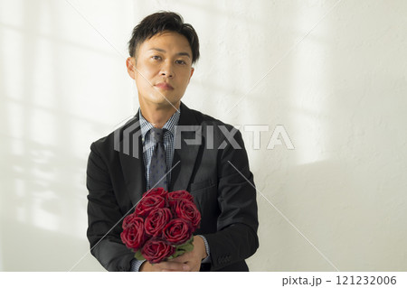 笑顔で花束を持つ男性 笑顔で花束を持つ男性 121232006