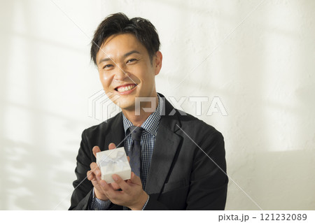 プレゼントを持つ男性 121232089