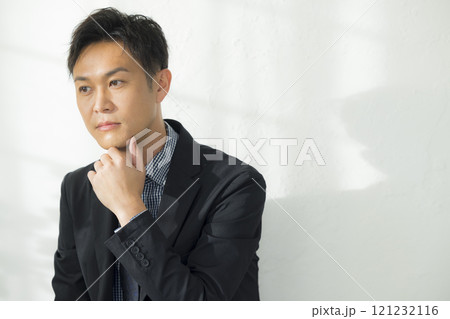 考え事をする若いビジネスマン 121232116
