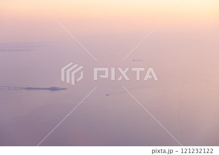 飛行機から見た東京湾の夕暮れ 121232122