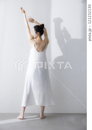 若い女性のボディケア　　　　　 121232130