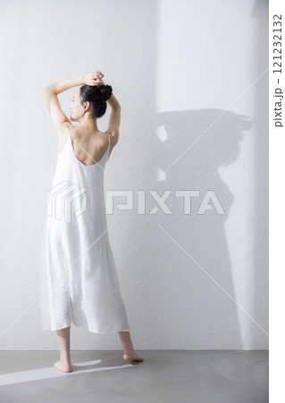 若い女性のボディケア 若い女性のボディケア 121232132