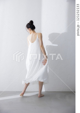 若い女性のボディケア 若い女性のボディケア 121232133