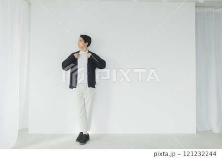 窓辺の若い男性 窓辺の若い男性 121232244