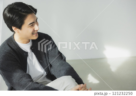 窓辺の若い男性 121232250