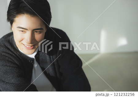 窓辺の若い男性 121232256