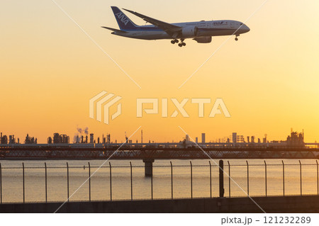 夕方の羽田空港に着陸する飛行機 夕方の羽田空港に着陸する飛行機 121232289