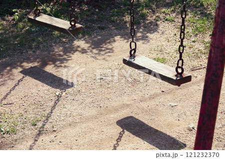 懐かしい公園のブランコ 懐かしい公園のブランコ 121232370