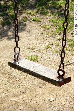 懐かしい公園のブランコ 121232374