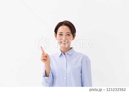 カジュアルシャツ姿で指差しポーズをする女性　(写真素材) 121232562