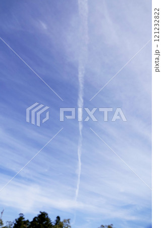 秋の空を横切る飛行機雲 121232822