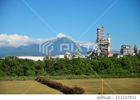 鳥取県　大山と製紙工場 121232912