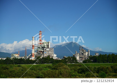 鳥取県　大山と製紙工場 121232914