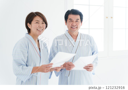 人間ドッグを受ける夫婦（健康診断・医療・患者） 121232916