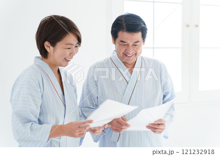 人間ドッグを受ける夫婦（健康診断・医療・患者） 121232918