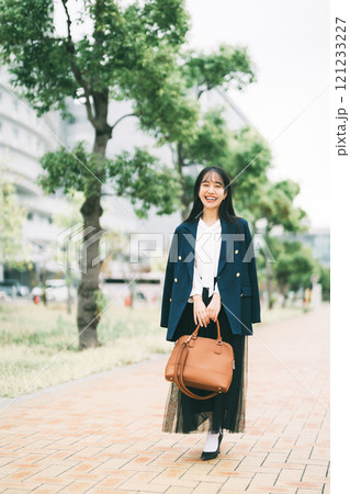 通勤する女性 121233227