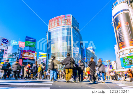 日本の東京都市景観　年の瀬。外国人観光客らで賑わう渋谷スクランブル交差点…新時代に希望の光…＝17日 121233244