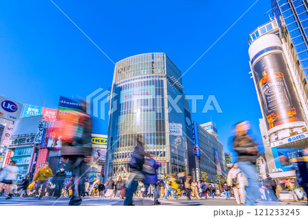 日本の東京都市景観　年の瀬。外国人観光客らで賑わう渋谷スクランブル交差点…新時代に希望の光…＝17日 121233245