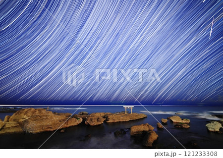 ふたご座流星群と星の軌跡／茨城県大洗町　神磯の鳥居 121233308