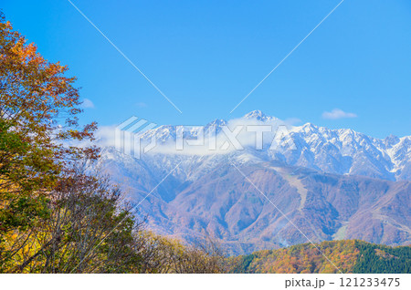 【白馬三山と紅葉】白沢洞門からの絶景【白沢峠展望台より撮影】 121233475