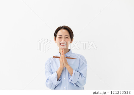 いただきますをする女性のイメージ (写真素材) いただきますをする女性のイメージ (写真素材) 121233538