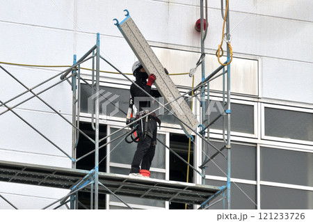 工事現場 工場外壁改修工事 仮設足場組み立て作業風景 工事現場 工場外壁改修工事 仮設足場組み立て作業風景 121233726