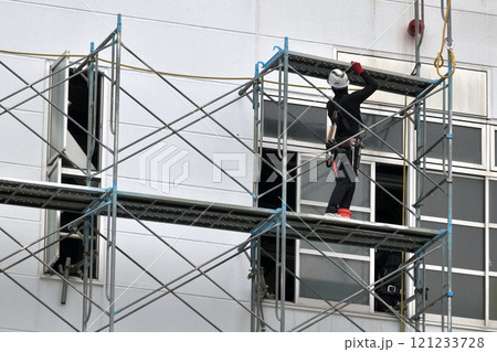 工事現場 工場外壁改修工事 仮設足場組み立て作業風景 工事現場 工場外壁改修工事 仮設足場組み立て作業風景 121233728