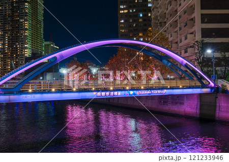 東京都品川区 目黒川のイルミネーションと鈴懸歩道橋 121233946