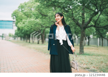 お出掛けをする女性 121234446